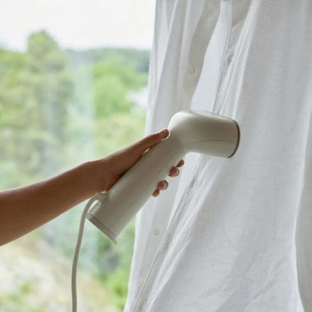 Clothes steaming station